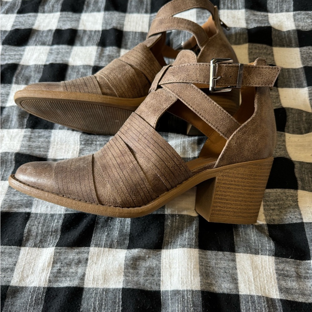 Maurice booties/cowgirl boots. Women’s size 9. Tan/brown beautiful leather